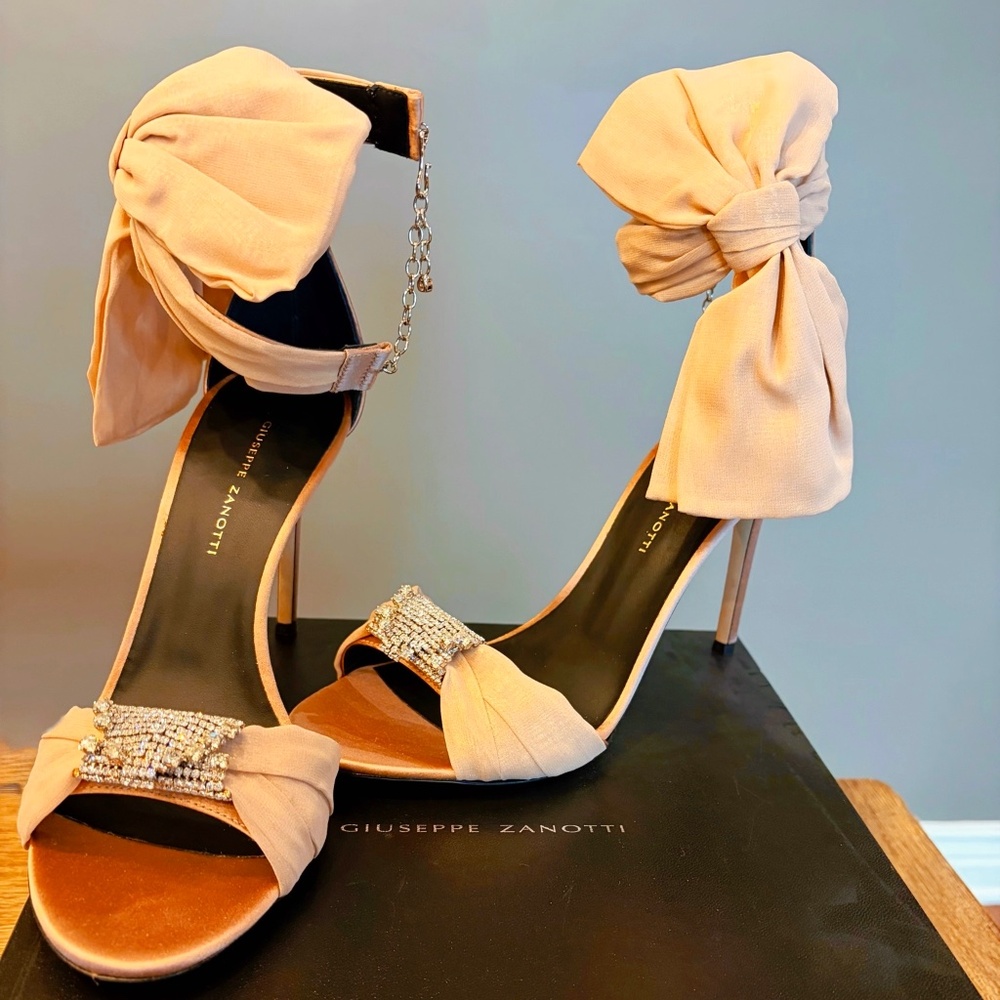 Giuseppe Zanotti Etoile bow-detail sandals - NEVER WORN / STILL IN BOX! Size 39